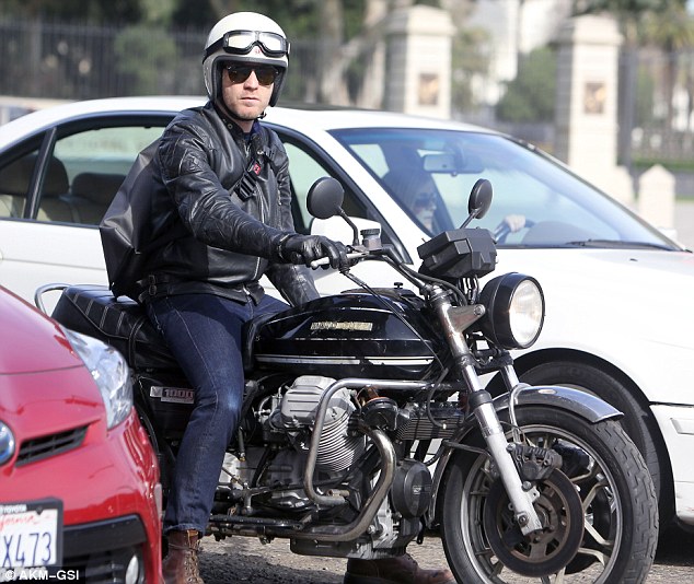 259047B700000578-2949353-Biker_Ewan_McGregor_was_spotted_in_Los_Angeles_on_Tuesday_with_h-m-1_1423685331299